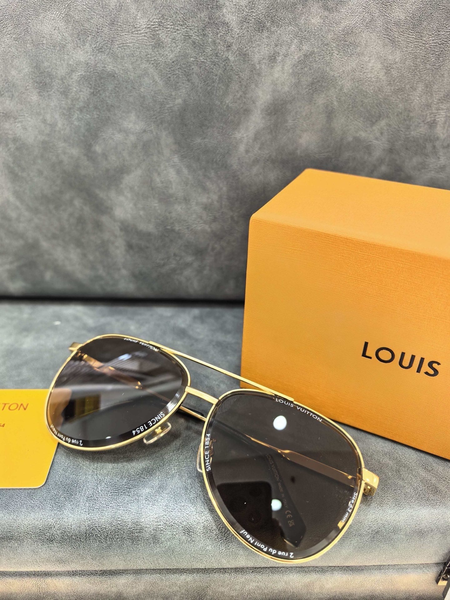 LOUIS VUITTON Sunglasses Z2636U